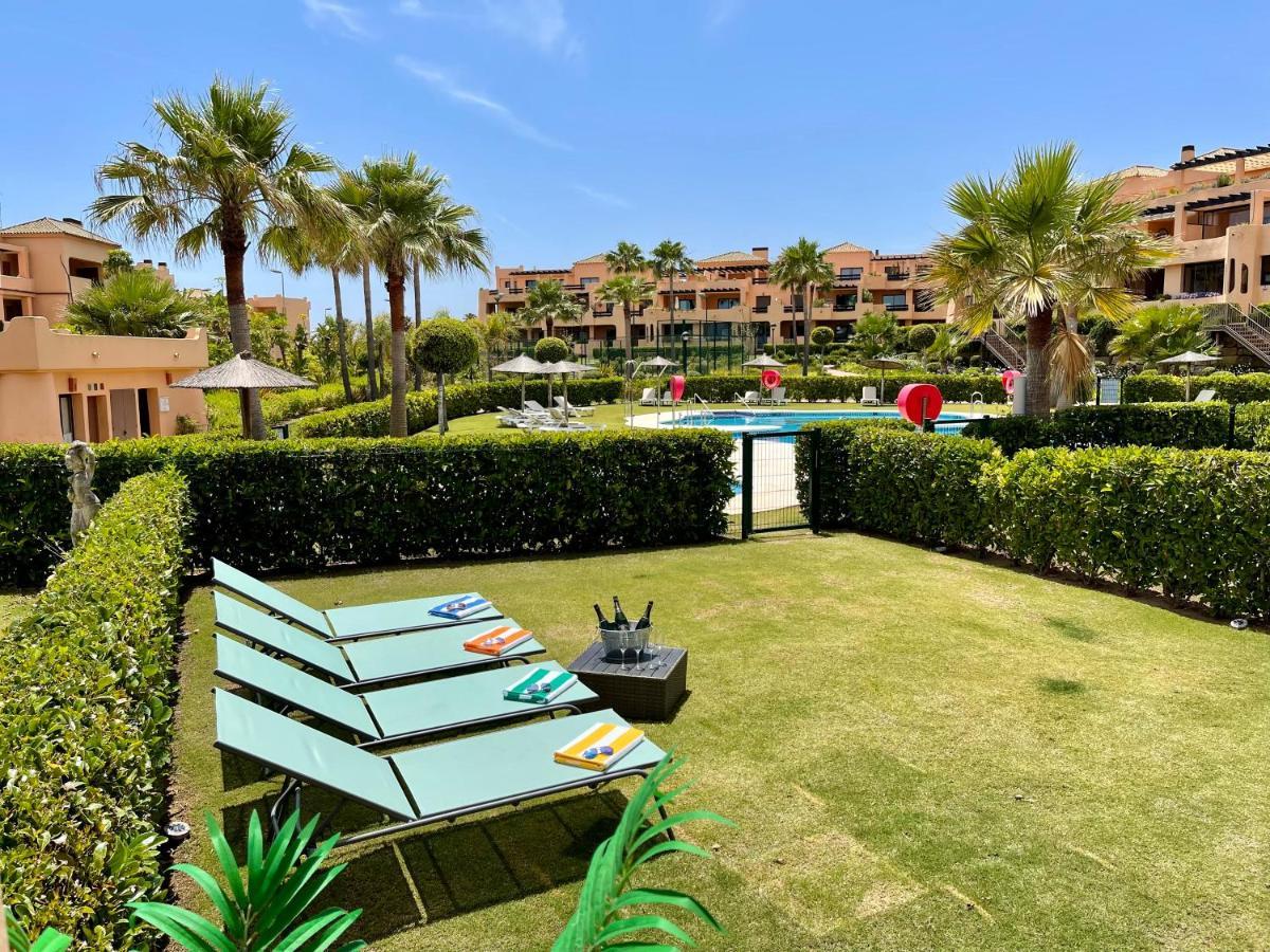 Casares Beach Golf Apartment With Private Garden Direct Pool Access ภายนอก รูปภาพ